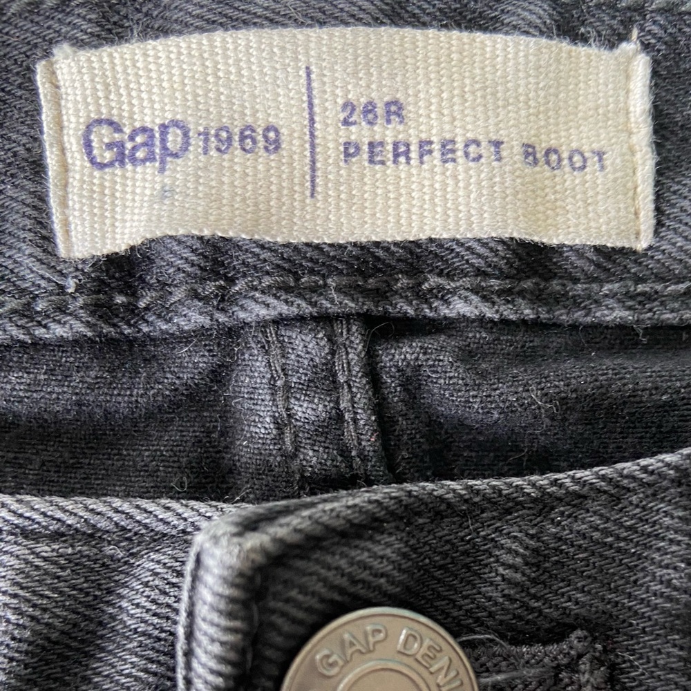 Gap Perfect Boot Jeans. Size 26. - Picture 3 of 3